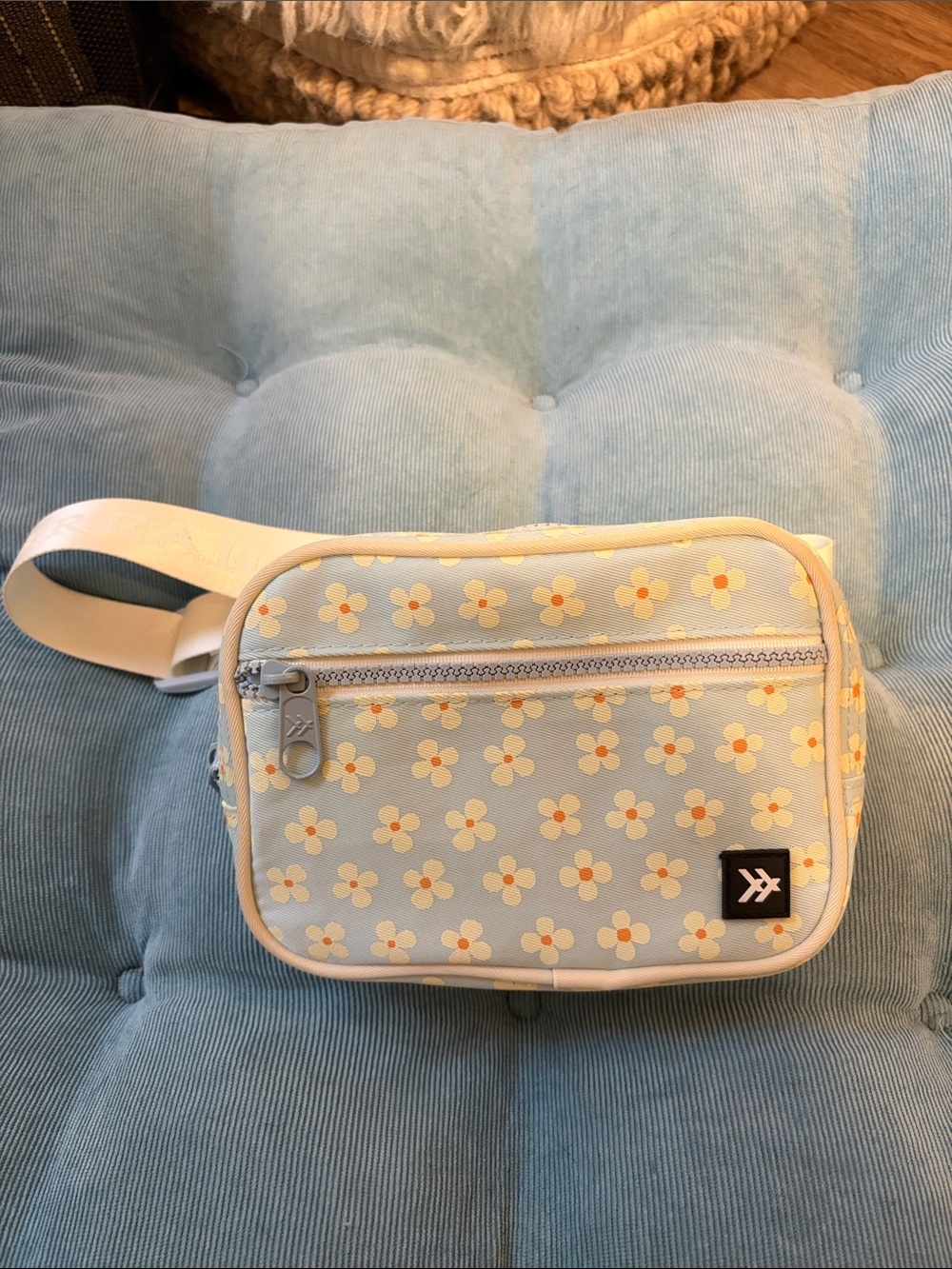 Threads Pastel Blue Crossbody Belt Bag w/ daisy floral print | great condition!